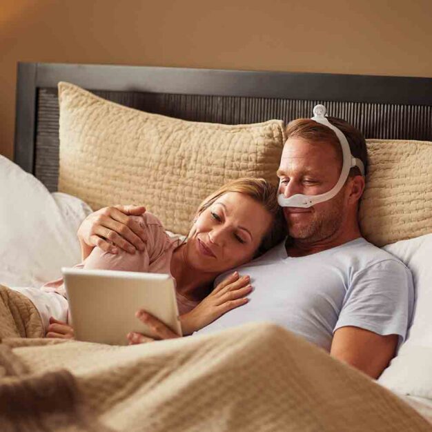 Philips Respironics Dreamwear CPAP Nasenmaske Ehepartner trägt Maske